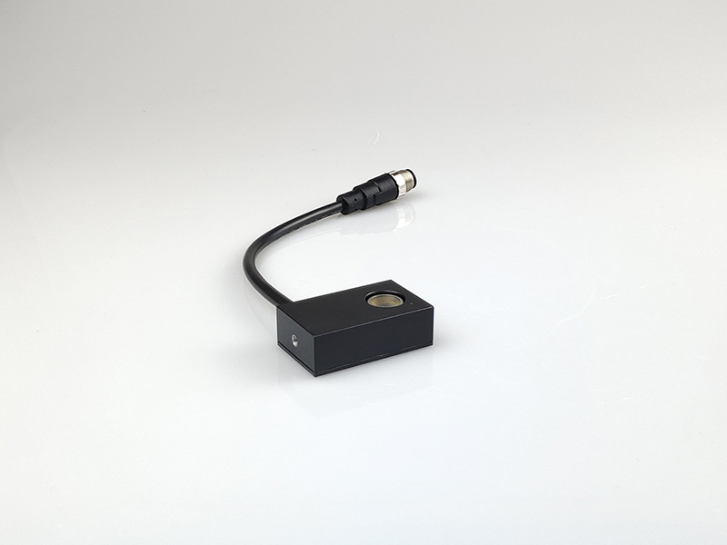 QPD四象限位置探测器采用象限一致性良好的光电二极管，集成低噪声电源和放大电路，具有噪声低，增益大等特点，广泛用于激光准直/制导，角度测量等应用。