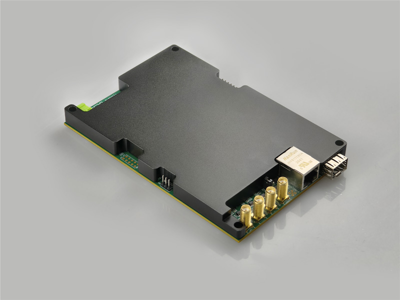 该采集卡采用千兆网口进行数据输出，内置了分布式光纤传感DAS解调算法，并实现了相干衰落抑制，在分辨率1.6米的情况下可以支持50km的光缆解调，匹配光翼DAS模块可以实现小型化，便携式，低功耗的DAS系统。